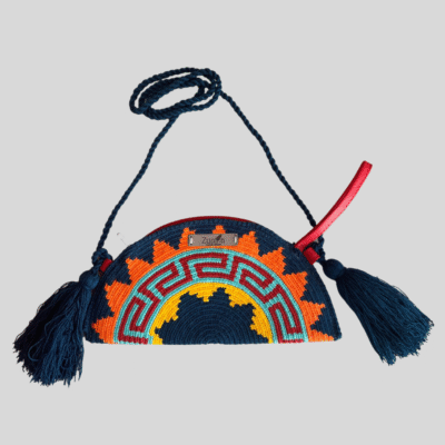 Práctico monedero con cremallera y bandolera para esos días o momentos en los que solo queremos llevar lo básico.  Tejido artesanal!