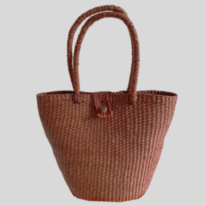 Modelo básico en forma y colores, tamaño ideal para diario.     Combínalo como quieras looks bohemios o desenfadados.  Juvenil y práctico! Es muy ligero así que puedes aprovechar para llevar lo que necesites.  Está hecho a mano de fibras naturales.