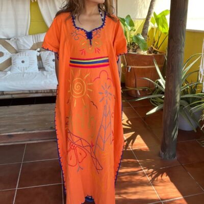 Caftán Étnico para la piscina o playa. Tenemos estos Caftanes amplios y frescos para estar cómodas y guapas. Están hechos en algodón y lino, con divertidos dibujos bordados a mano por indígenas de la étnia Wayuu. Ideales para lucir estupendas este verano!