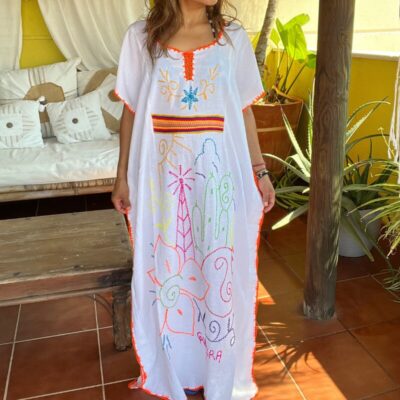 Caftán Étnico, para la piscina o playa. Tenemos estos Caftanes amplios y frescos para estar cómodas y guapas. Están hechos en algodón y lino, con divertidos dibujos bordados a mano por indígenas de la étnia Wayuu. Ideales para lucir estupendas este verano!