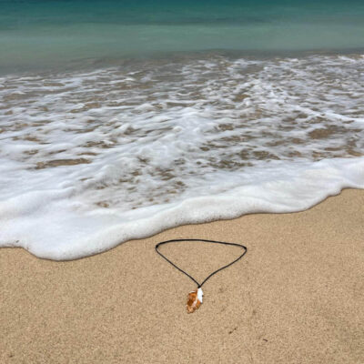 Descubre colgantes y collares artesanales que realzan tu estilo con autenticidad y tradición. ¡Para quienes aman lo único!