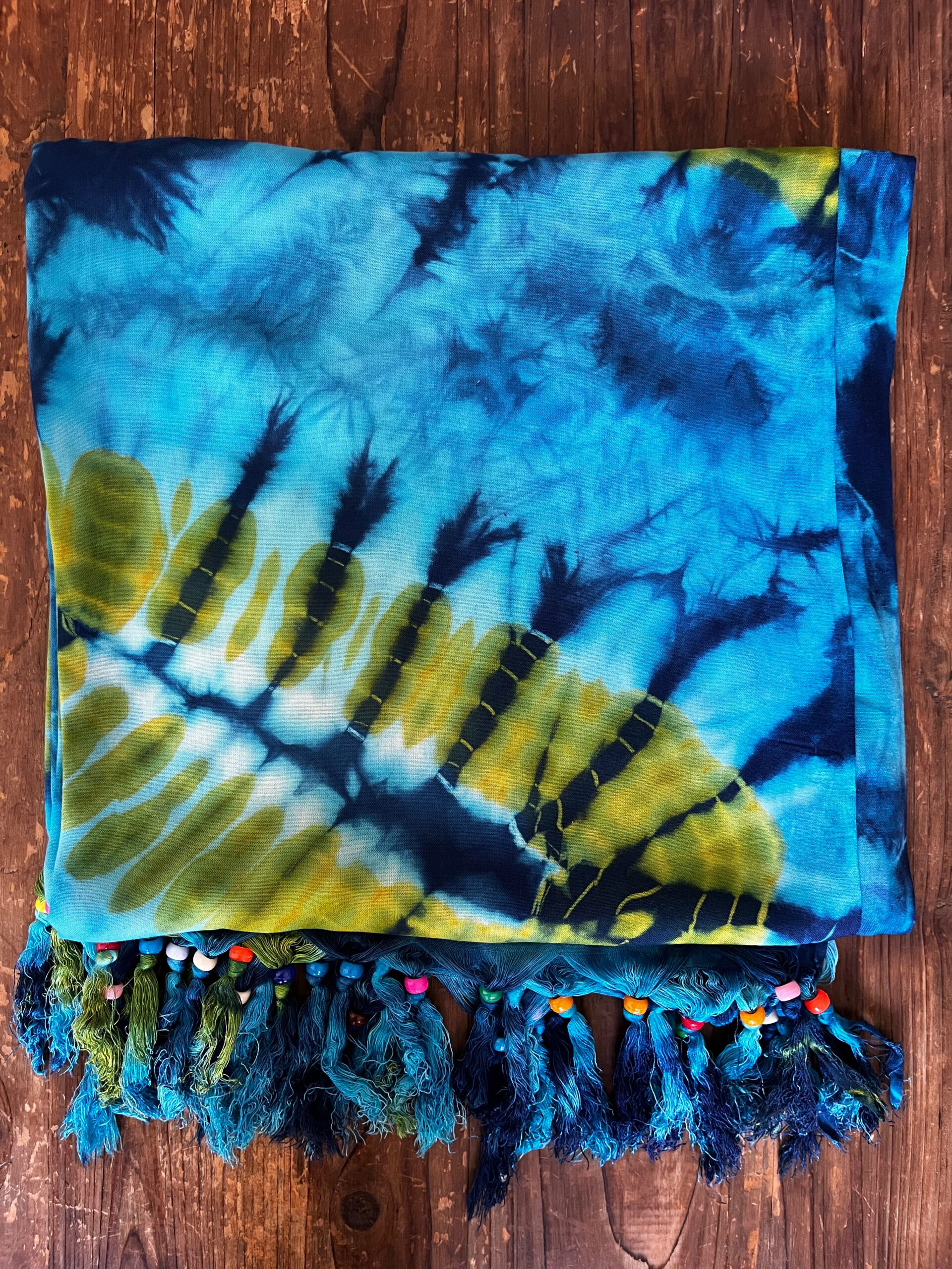 Pareo Boho, con print dye y pompones con cuentas.