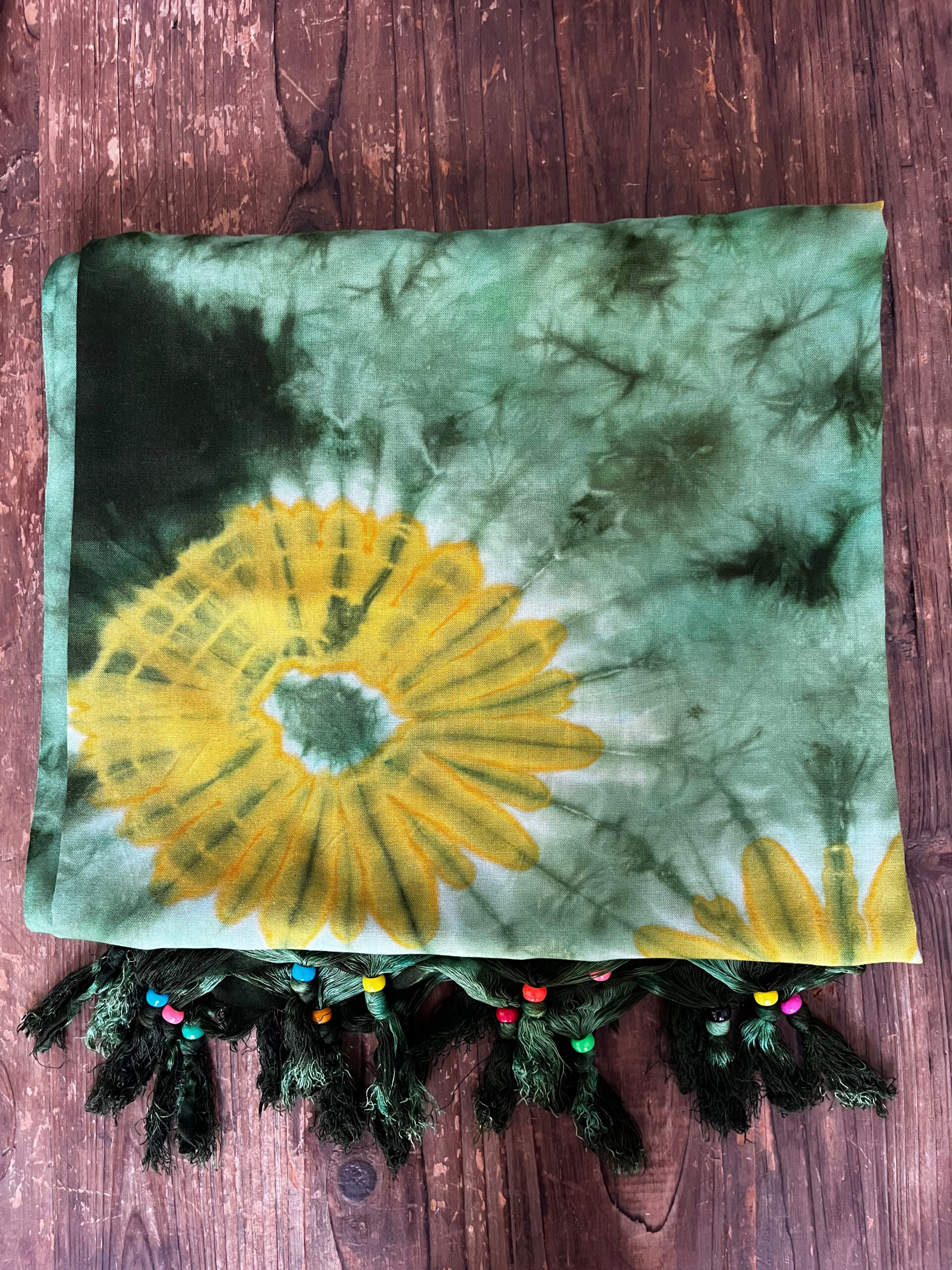Pareo Boho, con print dye y pompones con cuentas de colores.