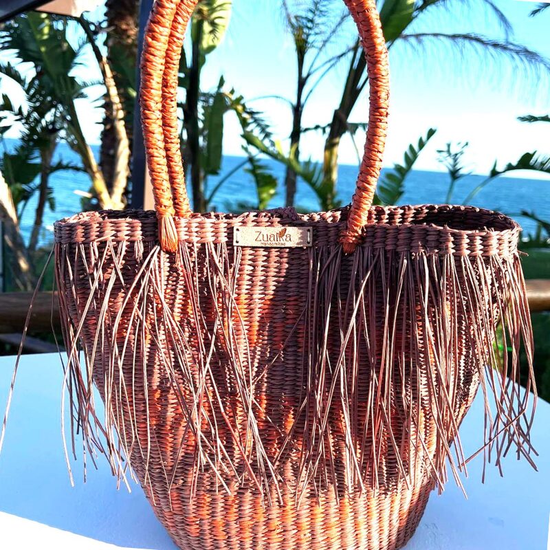 Capazo con Flecos Boho mediano, muy práctico y espacioso, destaca por su estilo boho chic.  El cuerpo de fibra 100% natural, flexible y ligera darán ese toque único y exclusivo a tus looks.  Puede llevarse en el hombro o en la mano.  El complemento super Threndy para cualquier ocasión!  Las dimensiones son: 31 x 24 x 15 CM. Material: Paja Toquilla, Hecho en : Ecuador